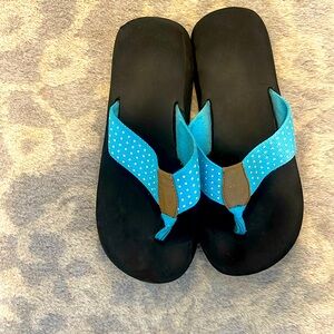 Unbranded, aqua polkadot flip-flops size 8 very cute comfortable.